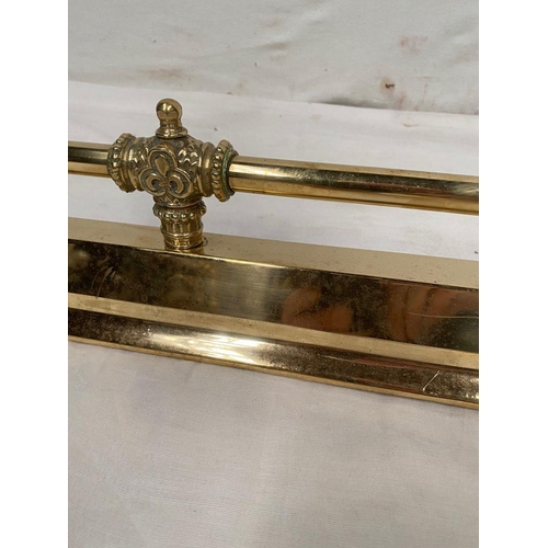 108 - A GOOD BRASS ADJUSTABLE FENDER, with decorative finials. Dimensions: 153cm wide interior x 164cm wid... 