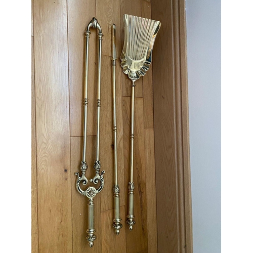 139 - A GOOD SET OF VICTORIAN BRASS FIRE IRONS AND MATCHING FIRE DOGS, polished brass with decorative hand... 