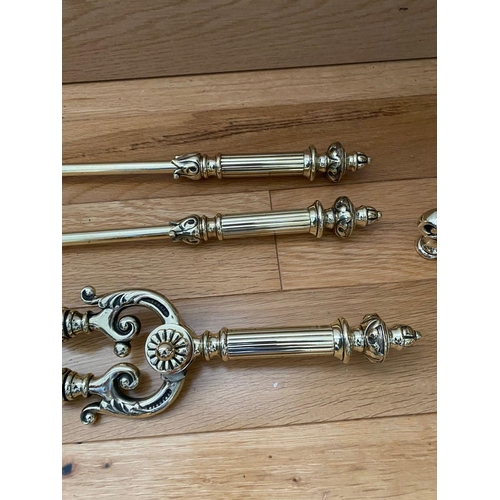 139 - A GOOD SET OF VICTORIAN BRASS FIRE IRONS AND MATCHING FIRE DOGS, polished brass with decorative hand... 