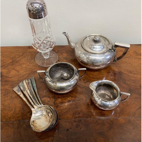 160 - A SILVER PLATED LOT TO INCLUDE (i) a cut glass silver plated topped salt cellar, with star cut base,... 