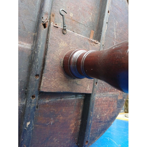 171 - A 19TH CENTURY MAHOGANY CIRCULAR FOLDING TABLE, on turned support with tripod base. Dimensions: 90cm... 