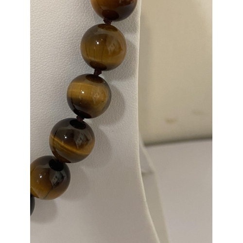 175 - A TIGERSEYE BEADED NECKLACE, lovely tigerseye beads with silver tone clasp. Dimensions: 50cm long ap... 