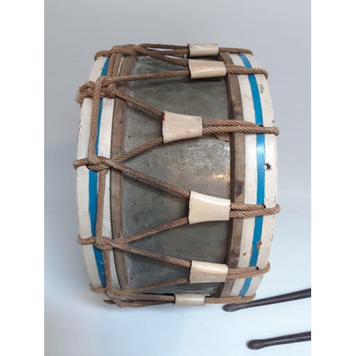 176 - A VINTAGE MILITARY DRUM AND DRUMSTICKS, in very good condition. Dimensions: 37cm diameter x 20cm hig... 