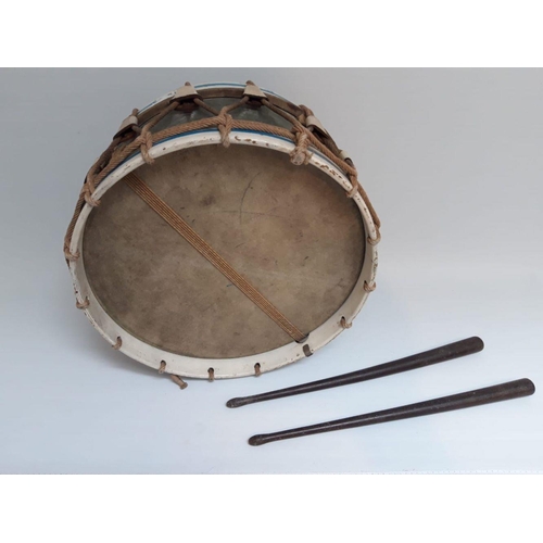 176 - A VINTAGE MILITARY DRUM AND DRUMSTICKS, in very good condition. Dimensions: 37cm diameter x 20cm hig... 