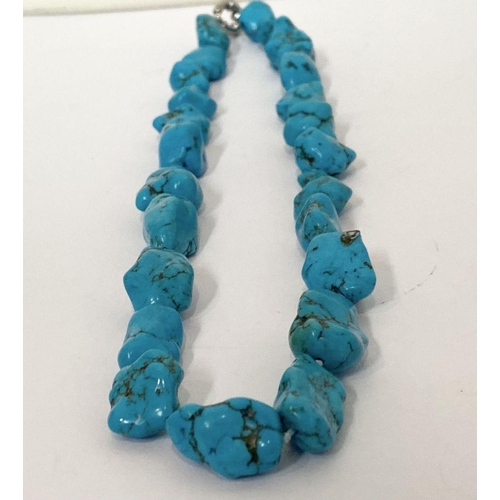 55 - A TURQUOISE STONE BEADED NECKLACE, wonderful turquoise stones with silver tone clasp. Dimensions: 50... 