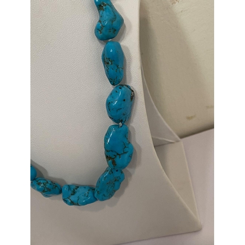 55 - A TURQUOISE STONE BEADED NECKLACE, wonderful turquoise stones with silver tone clasp. Dimensions: 50... 