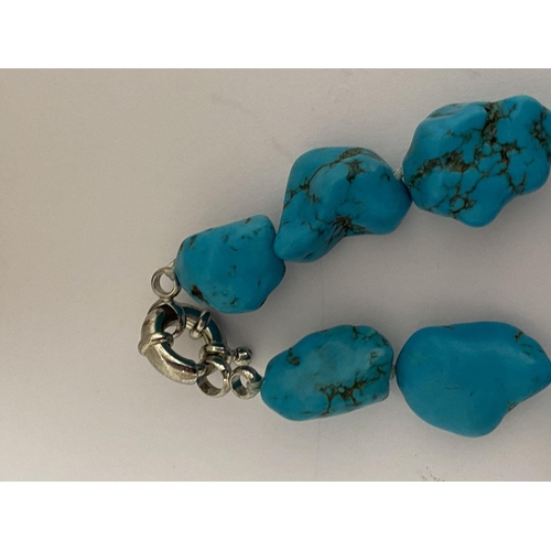 55 - A TURQUOISE STONE BEADED NECKLACE, wonderful turquoise stones with silver tone clasp. Dimensions: 50... 