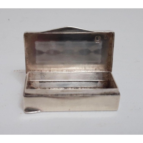 64 - A SILVER SNUFF BOX, rectangular form decorated with engine turned design. Dimensions: 3.5cm long app... 