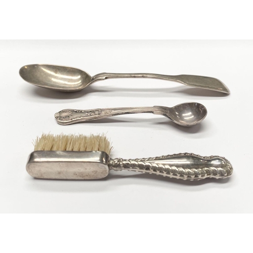 81 - A SILVER LOT TO INCLUDE (i) A silver teaspoon, Maker Robert Wallis, London c.1845, along with a smal... 