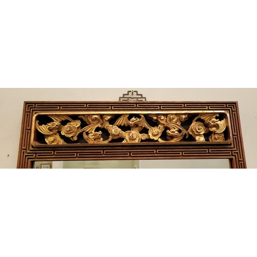 121 - A CARVED GILT WALL MIRROR WITH FLORAL DECORATION, 78 x 54cm