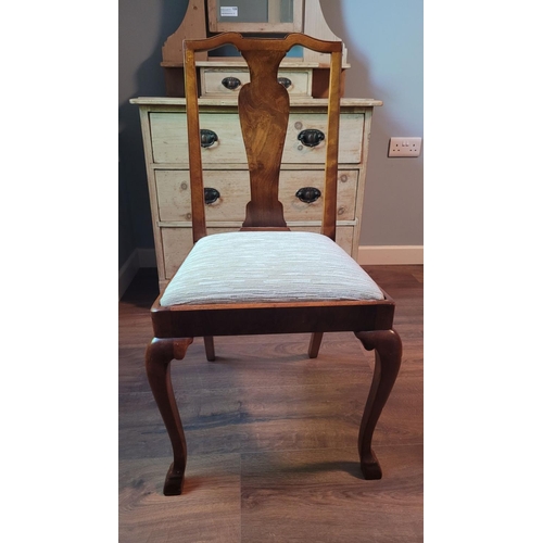 135 - A GOOD QUALITY SINGLE ANTIQUE CHAIR, with lift out seat, urn shaped splat back and curved shoulders,... 