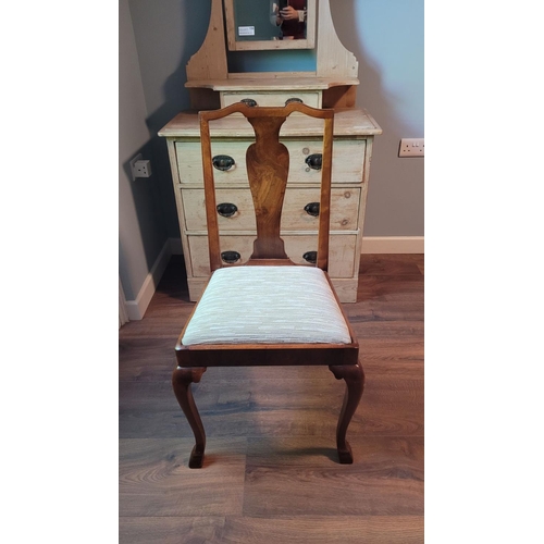 135 - A GOOD QUALITY SINGLE ANTIQUE CHAIR, with lift out seat, urn shaped splat back and curved shoulders,... 