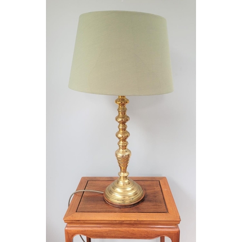 138 - A VERY GOOD QUALITY POLISHED BRASS RING TURNED TABLE LAMP, with shade, 71cm tall with shade.