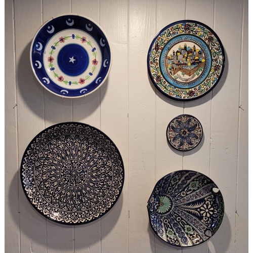 145 - A COLLECTION OF DECORATIVE WALL PLATES FROM AROUND THE WORLD, includes pieces from Jerusalem, Americ... 