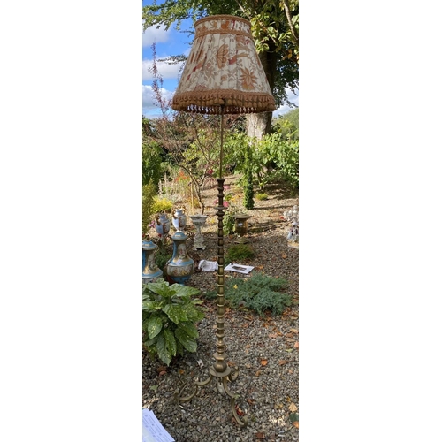 157 - A 19TH CENTURY BRASS FLOOR LAMPSHADE, with turned base, standing on three scrolling feet. With flora... 