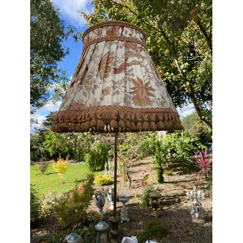 157 - A 19TH CENTURY BRASS FLOOR LAMPSHADE, with turned base, standing on three scrolling feet. With flora... 