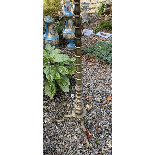 157 - A 19TH CENTURY BRASS FLOOR LAMPSHADE, with turned base, standing on three scrolling feet. With flora... 