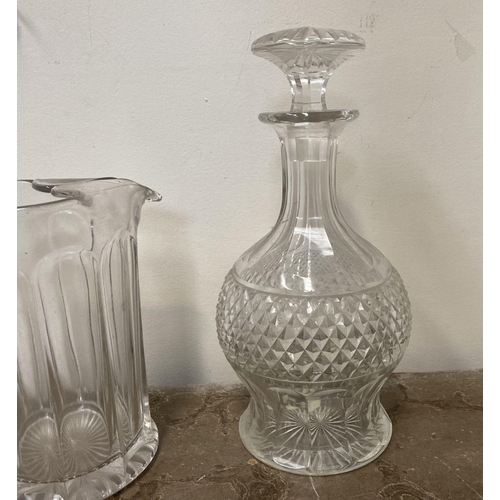 181 - A VINTAGE GLASS LOT TO INCLUDE (i) a cut glass decanter with fluted body and neck, star cut base and... 