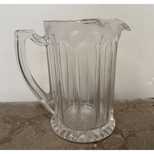 181 - A VINTAGE GLASS LOT TO INCLUDE (i) a cut glass decanter with fluted body and neck, star cut base and... 