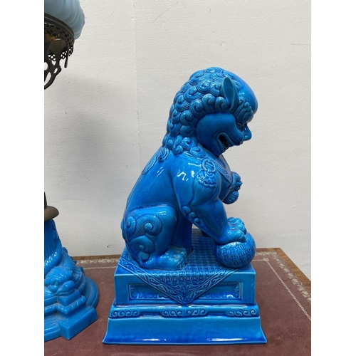 187 - AN ANTIQUE GLASS OIL LAMP ALONG WITH MATCHING TURQUOISE FOO DOG CERAMIC FIGURES, oil lamp with ombre... 