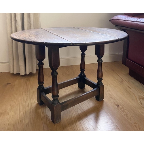 213 - AN ANTIQUE OAK DROP-LEAF SIDE TABLE, with turned gate legs, oval top when opened. Dimensions: 68cm x... 