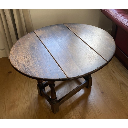 213 - AN ANTIQUE OAK DROP-LEAF SIDE TABLE, with turned gate legs, oval top when opened. Dimensions: 68cm x... 