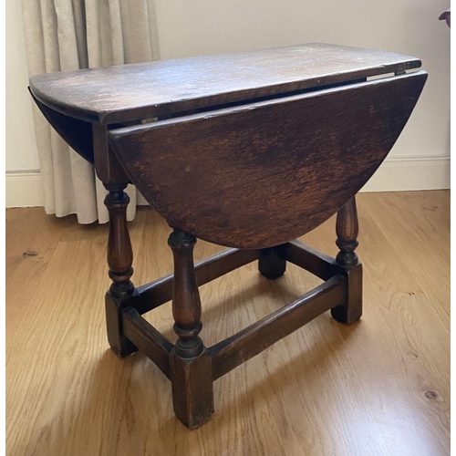 213 - AN ANTIQUE OAK DROP-LEAF SIDE TABLE, with turned gate legs, oval top when opened. Dimensions: 68cm x... 