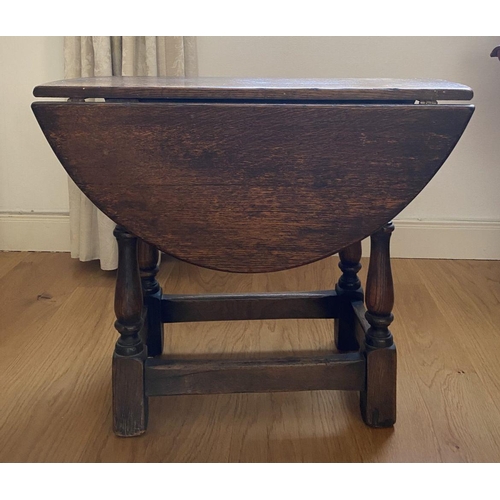 213 - AN ANTIQUE OAK DROP-LEAF SIDE TABLE, with turned gate legs, oval top when opened. Dimensions: 68cm x... 