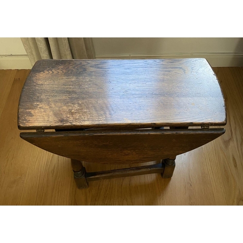 213 - AN ANTIQUE OAK DROP-LEAF SIDE TABLE, with turned gate legs, oval top when opened. Dimensions: 68cm x... 