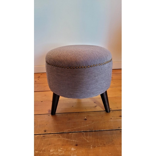 219 - A GOOD QUALITY CONTEMPORARY FOOT STOOL, nicely upholstered with bead detail to the trim, 44 x 44cm (... 