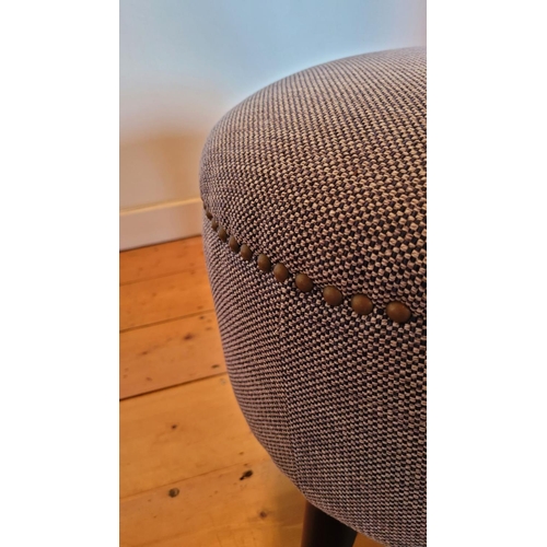 219 - A GOOD QUALITY CONTEMPORARY FOOT STOOL, nicely upholstered with bead detail to the trim, 44 x 44cm (... 