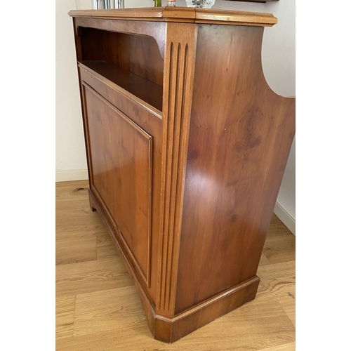 281 - A FANTASTIC SOLID TEAKWOOD BAR, ALONG WITH BARSTOOLS AND WALLSHELF, bar with fluted sides, panelled ... 