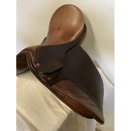 304 - AN ORIGINAL LEATHER SADDLE, good quality leather, with makers stamp reading ‘Kings Saddlery, hand cr... 