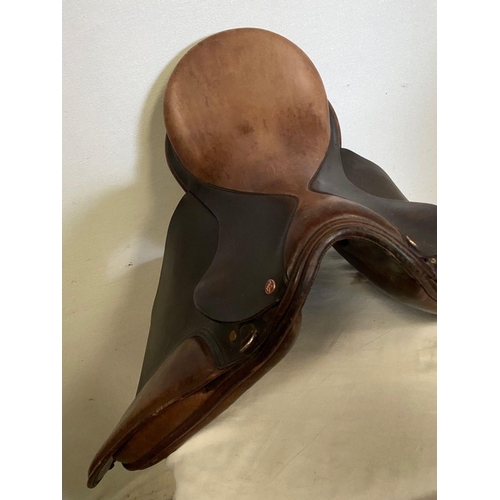 304 - AN ORIGINAL LEATHER SADDLE, good quality leather, with makers stamp reading ‘Kings Saddlery, hand cr... 