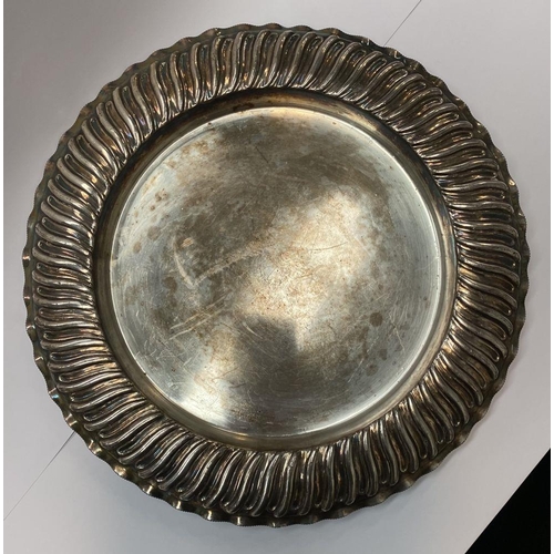 321 - A SILVER PLATED LOT TO INCLUDE (i) a circular silver plated serving dish, with gadrooned edges, (ii)... 