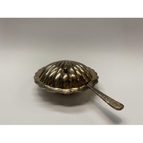 321 - A SILVER PLATED LOT TO INCLUDE (i) a circular silver plated serving dish, with gadrooned edges, (ii)... 