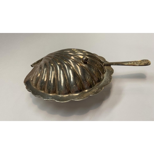 321 - A SILVER PLATED LOT TO INCLUDE (i) a circular silver plated serving dish, with gadrooned edges, (ii)... 