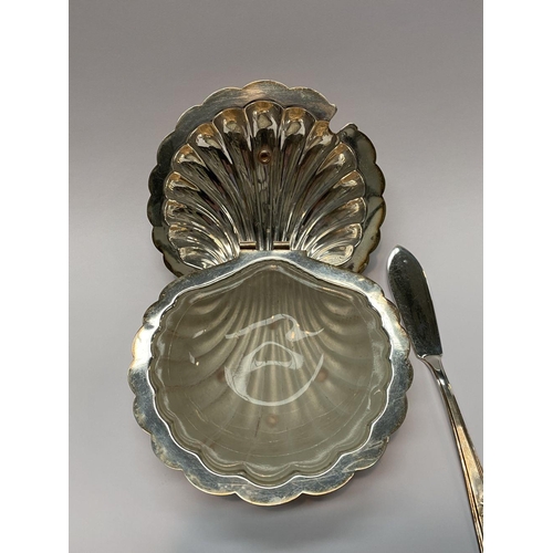 321 - A SILVER PLATED LOT TO INCLUDE (i) a circular silver plated serving dish, with gadrooned edges, (ii)... 