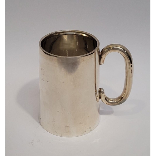 323 - AN EARLY 20TH CENTURY SILVER GLASS BOTTOMED TANKARD, Birmingham, maker’s mark W.D for William Devenp... 