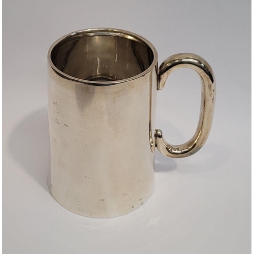 323 - AN EARLY 20TH CENTURY SILVER GLASS BOTTOMED TANKARD, Birmingham, maker’s mark W.D for William Devenp... 