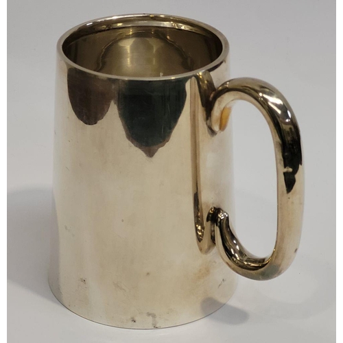 323 - AN EARLY 20TH CENTURY SILVER GLASS BOTTOMED TANKARD, Birmingham, maker’s mark W.D for William Devenp... 