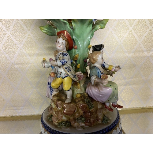 47 - A BEAUTIFUL MEISSEN PORCELAIN COMPOTE CENTRPIECE, with pierced design to top, decorated with flowers... 