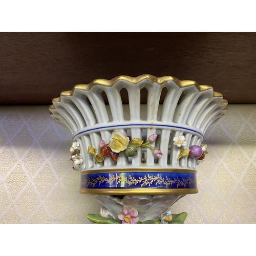 47 - A BEAUTIFUL MEISSEN PORCELAIN COMPOTE CENTRPIECE, with pierced design to top, decorated with flowers... 