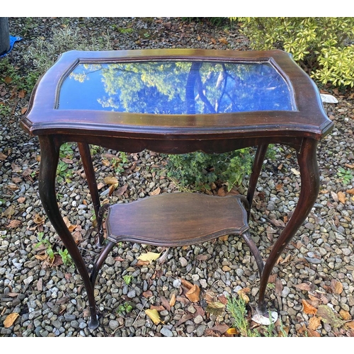 53 - A 19TH CENTURY MAHOGANY SIDE TABLE/DISPLAY CABINET, glass top opening to blue baize interior, standi... 