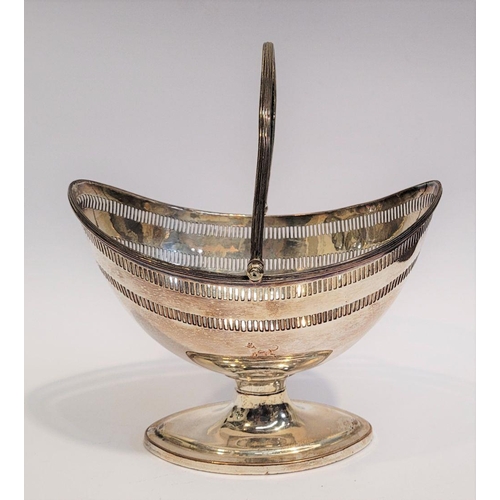 67 - A GOOD QUALITY SILVER PLATED GEORGE III STYLE BASKET, with swing handle, reeded edge over periced ta... 