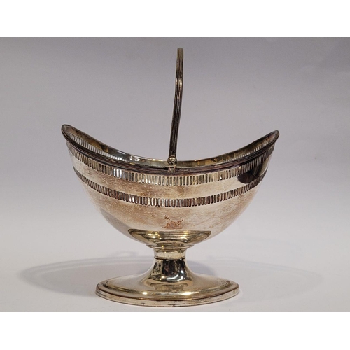 67 - A GOOD QUALITY SILVER PLATED GEORGE III STYLE BASKET, with swing handle, reeded edge over periced ta... 