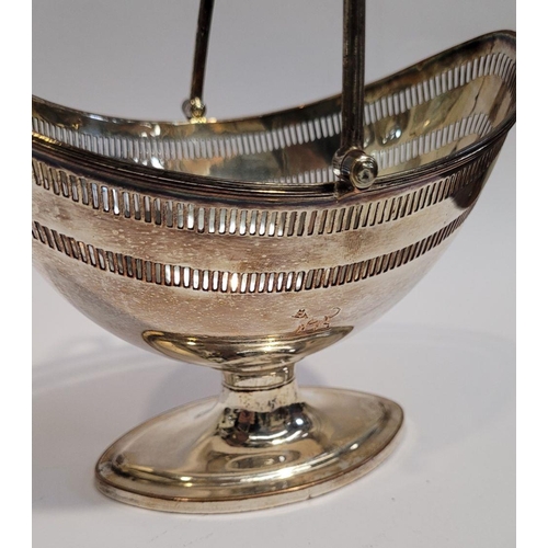 67 - A GOOD QUALITY SILVER PLATED GEORGE III STYLE BASKET, with swing handle, reeded edge over periced ta... 