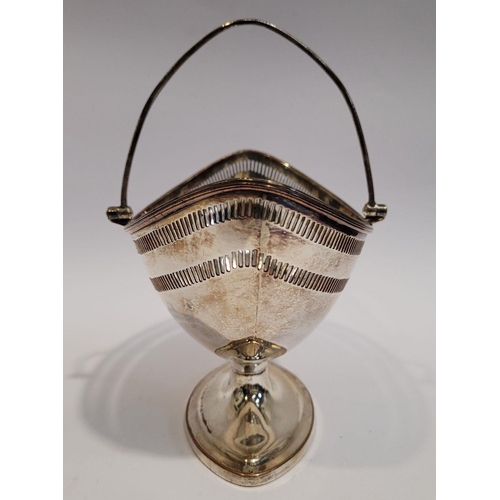 67 - A GOOD QUALITY SILVER PLATED GEORGE III STYLE BASKET, with swing handle, reeded edge over periced ta... 