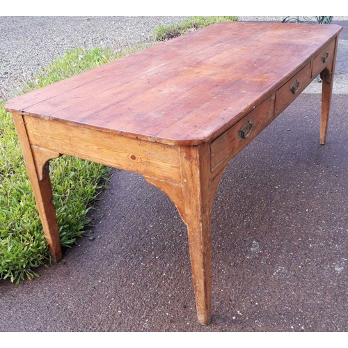 87 - AN ANTIQUE PINE FRENCH FARMHOUSE TABLE, with three drawers with brass handles, standing on tapered l... 