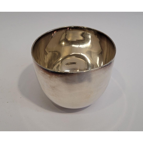 97 - AN IRISH SOLID SILVER CUP BY THE ROYAL IRISH SILVER COMPANY, Marker’s mark of IRLS, Dublin, date let... 